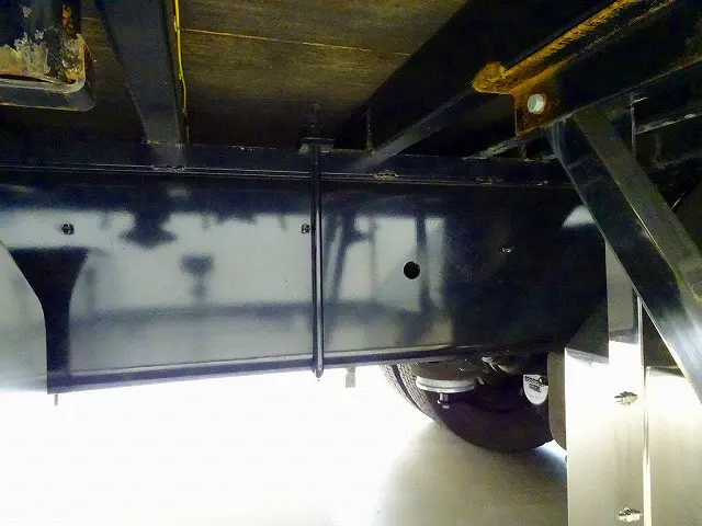 シャーシは 錆止め/マフラー塗装 仕上げに力を入れています。|いすゞ ギガ 2PG-CYY77C(6x4)の写真42