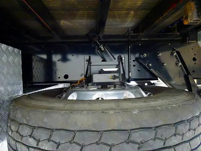 シャーシは 錆止め/マフラー塗装 仕上げに力を入れています。|いすゞ ギガ 2PG-CYY77C(6x4)の写真45