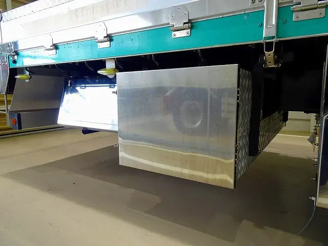 右シャシリアステンレス製工具箱 リアシャシアルミ縞鋼板リン木入れケース|いすゞ ギガ 2PG-CYY77C(6x4)の写真50