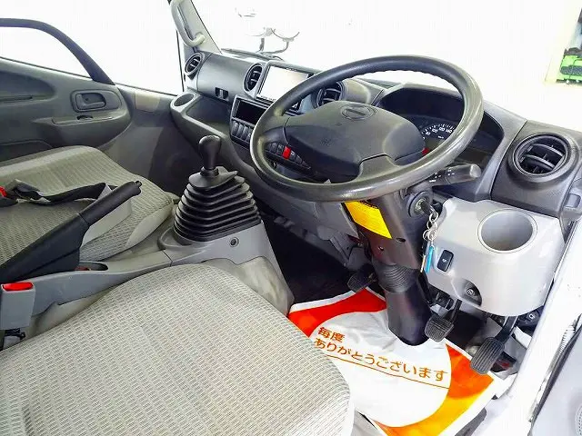 AC　PS　PW　SRS　ABS　集中ドアロック　社外メモリーナビ/フルセグTV/DVD　ターボ　排気ブレーキ　坂道発進補助装置　アイドリングストップ　フォグランプ　室内LED灯　ハイルーフ|日野 デュトロ TKG-XZU685M(4WD)の写真5