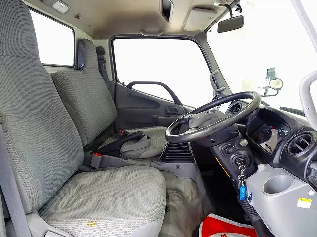 AC　PS　PW　SRS　ABS　集中ドアロック　社外メモリーナビ/フルセグTV/DVD　ターボ　排気ブレーキ　坂道発進補助装置　アイドリングストップ　フォグランプ　室内LED灯　ハイルーフ|日野 デュトロ TKG-XZU685M(4WD)の写真6