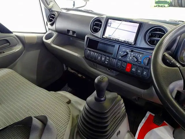 AC　PS　PW　SRS　ABS　集中ドアロック　社外メモリーナビ/フルセグTV/DVD　ターボ　排気ブレーキ　坂道発進補助装置　アイドリングストップ　フォグランプ　室内LED灯　ハイルーフ|日野 デュトロ TKG-XZU685M(4WD)の写真9