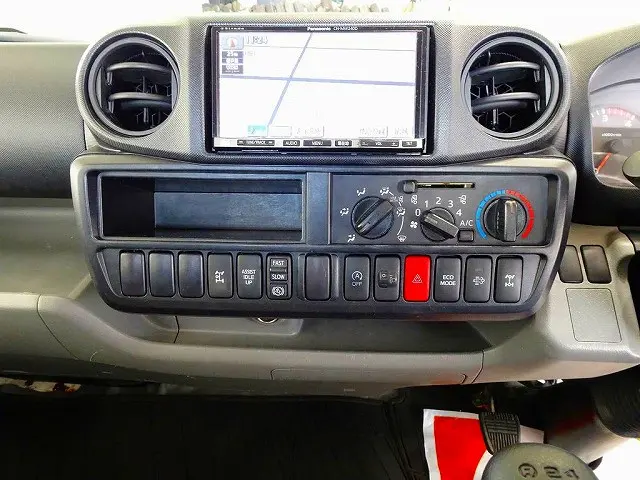 AC　PS　PW　SRS　ABS　集中ドアロック　社外メモリーナビ/フルセグTV/DVD　ターボ　排気ブレーキ　坂道発進補助装置　アイドリングストップ　フォグランプ　室内LED灯　ハイルーフ|日野 デュトロ TKG-XZU685M(4WD)の写真10