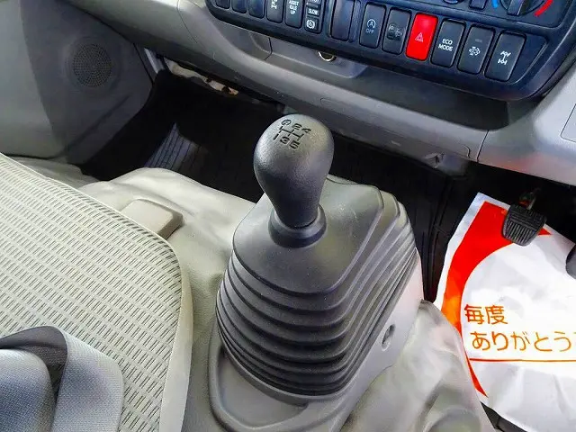 フロア5MT|日野 デュトロ TKG-XZU685M(4WD)の写真15