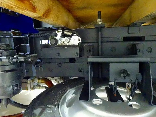 左シャシリア工具箱　シャーシは 錆止め/マフラー塗装 仕上げに力を入れています。|日野 デュトロ TKG-XZU685M(4WD)の写真38