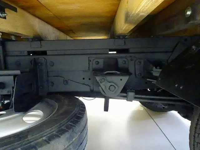 左シャシリア工具箱　シャーシは 錆止め/マフラー塗装 仕上げに力を入れています。|日野 デュトロ TKG-XZU685M(4WD)の写真39