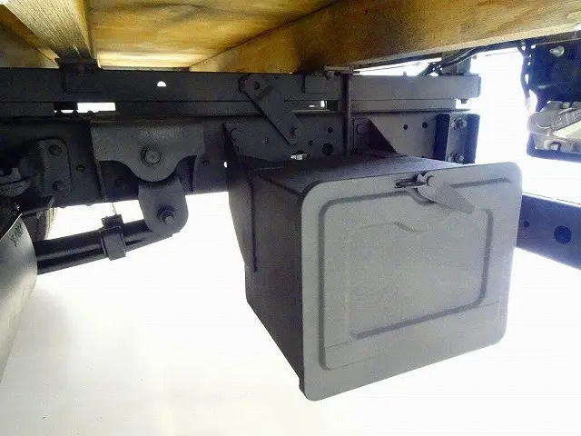 左シャシリア工具箱　シャーシは 錆止め/マフラー塗装 仕上げに力を入れています。|日野 デュトロ TKG-XZU685M(4WD)の写真40