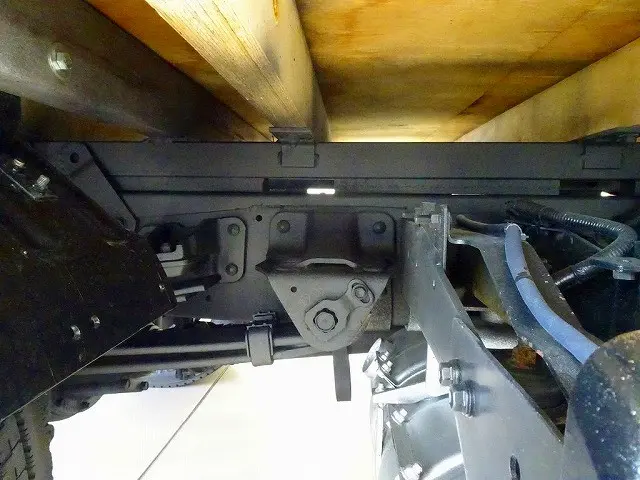 左シャシリア工具箱　シャーシは 錆止め/マフラー塗装 仕上げに力を入れています。|日野 デュトロ TKG-XZU685M(4WD)の写真45