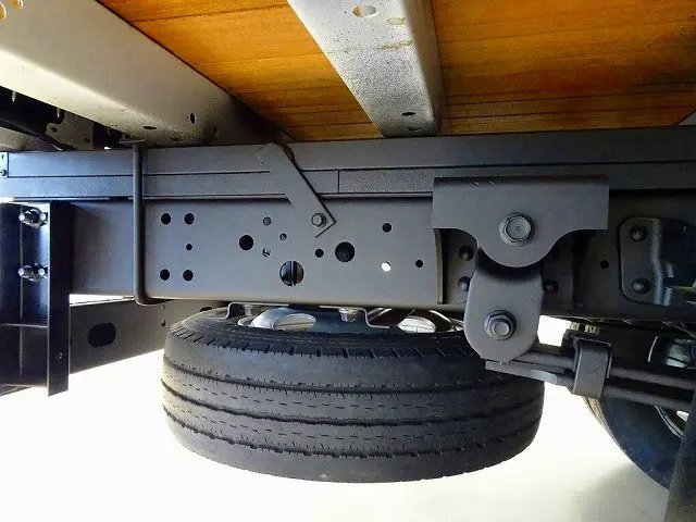 シャーシは 錆止め/マフラー塗装 仕上げに力を入れています。|日野 デュトロ 2RG-XZU645M(2WD)の写真50