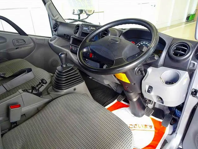 AC PS PW SRS ABS キーフリー 左右電格ミラー/ヒーター/電動角度調整 AM/FMラジオ ターボ 排気ブレーキ 坂道発進補助装置 フロア5MT|日野 デュトロ TKG-XZU695M(4WD)の写真5