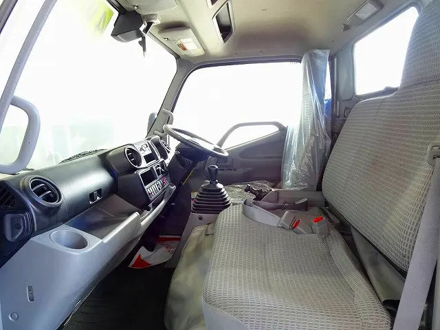 車線逸脱警報装置 衝突被害軽減ブレーキ フォグランプ トラクションコントロール 電動パーキングブレーキ 室内LED灯 ハイルーフ|日野 デュトロ TKG-XZU695M(4WD)の写真8