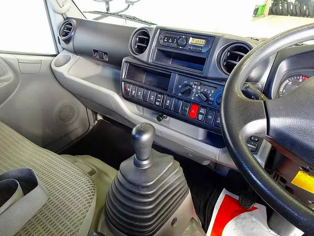 AC PS PW SRS ABS キーフリー 左右電格ミラー/ヒーター/電動角度調整 AM/FMラジオ ターボ 排気ブレーキ 坂道発進補助装置 フロア5MT|日野 デュトロ TKG-XZU695M(4WD)の写真9