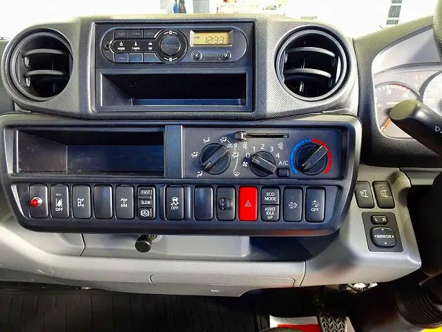 車線逸脱警報装置 衝突被害軽減ブレーキ フォグランプ トラクションコントロール 電動パーキングブレーキ 室内LED灯 ハイルーフ|日野 デュトロ TKG-XZU695M(4WD)の写真10