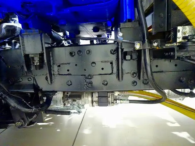 燃料タンク100L シャーシは 錆止め/マフラー塗装 仕上げに力を入れています。|いすゞ エルフ TPG-NPR85YN(2WD)の写真42