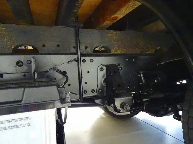 燃料タンク100L シャーシは 錆止め/マフラー塗装 仕上げに力を入れています。|いすゞ エルフ TPG-NPR85YN(2WD)の写真43