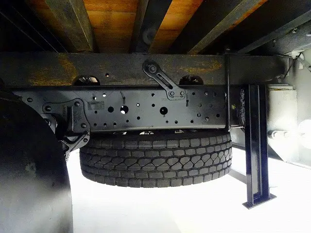 燃料タンク100L シャーシは 錆止め/マフラー塗装 仕上げに力を入れています。|いすゞ エルフ TPG-NPR85YN(2WD)の写真44