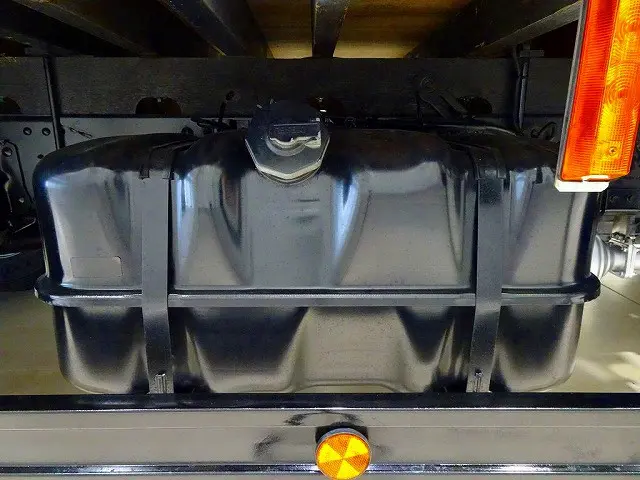 燃料タンク100L シャーシは 錆止め/マフラー塗装 仕上げに力を入れています。|いすゞ エルフ TPG-NPR85YN(2WD)の写真47