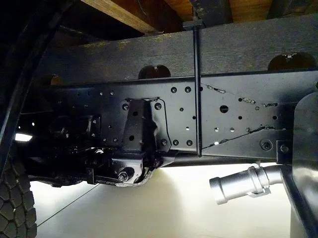 燃料タンク100L シャーシは 錆止め/マフラー塗装 仕上げに力を入れています。|いすゞ エルフ TPG-NPR85YN(2WD)の写真48