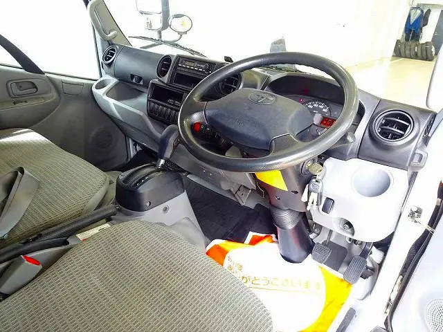 AC PS PW SRS ABS キーレス 左電格ミラー AM/FMラジオ ETC バックモニター ターボ 排気ブレーキ アイドリングストップ フォグランプ トラクションコントロール ハイルーフ|トヨタ トヨエース TKG-XZC645(2WD)の写真5