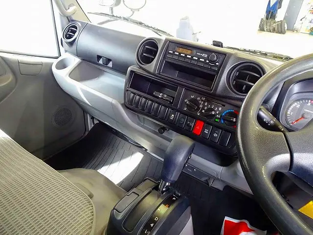 AC PS PW SRS ABS キーレス 左電格ミラー AM/FMラジオ ETC バックモニター ターボ 排気ブレーキ アイドリングストップ フォグランプ トラクションコントロール ハイルーフ|トヨタ トヨエース TKG-XZC645(2WD)の写真9