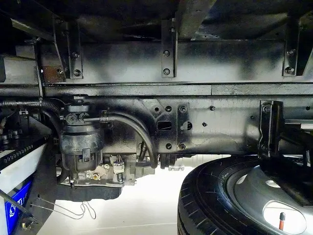 タイヤ止め2個 シャーシは 錆止め/マフラー塗装 仕上げに力を入れています。|トヨタ トヨエース TKG-XZC645(2WD)の写真33