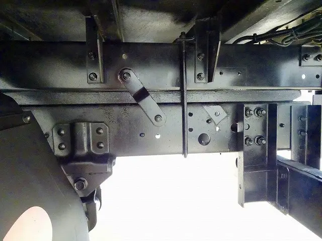 タイヤ止め2個 シャーシは 錆止め/マフラー塗装 仕上げに力を入れています。|トヨタ トヨエース TKG-XZC645(2WD)の写真35