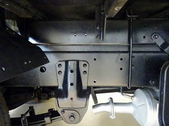 タイヤ止め2個 シャーシは 錆止め/マフラー塗装 仕上げに力を入れています。|トヨタ トヨエース TKG-XZC645(2WD)の写真40