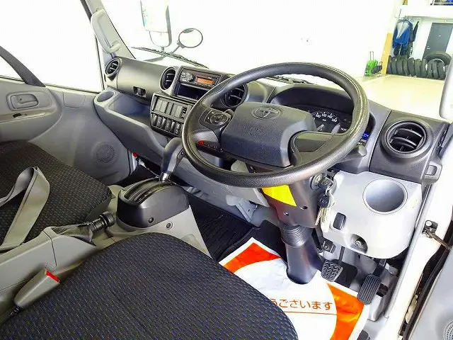AC　PS　PW　SRS　ABS　集中ドアロック　左電格ミラー　AM/FMラジオ　バックモニター　ターボ　排気ブレーキ　車線逸脱警報装置　衝突被害軽減ブレーキ　フロアAT|トヨタ ダイナ 2RG-XZU655(2WD)の写真5