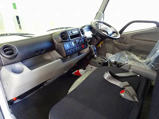 AC　PS　PW　SRS　ABS　集中ドアロック　左電格ミラー　AM/FMラジオ　バックモニター　ターボ　排気ブレーキ　車線逸脱警報装置　衝突被害軽減ブレーキ　フロアAT|トヨタ ダイナ 2RG-XZU655(2WD)の写真7