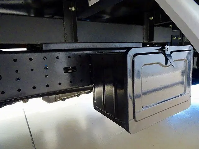 燃料タンク100L　タイヤ止め2個　左シャシ中央工具箱　シャーシは 錆止め/マフラー塗装 仕上げに力を入れています。|トヨタ ダイナ 2RG-XZU655(2WD)の写真34