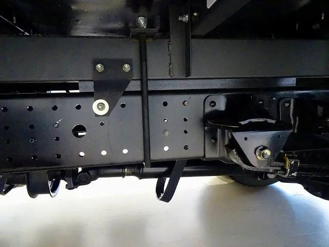 燃料タンク100L　タイヤ止め2個　左シャシ中央工具箱　シャーシは 錆止め/マフラー塗装 仕上げに力を入れています。|トヨタ ダイナ 2RG-XZU655(2WD)の写真35