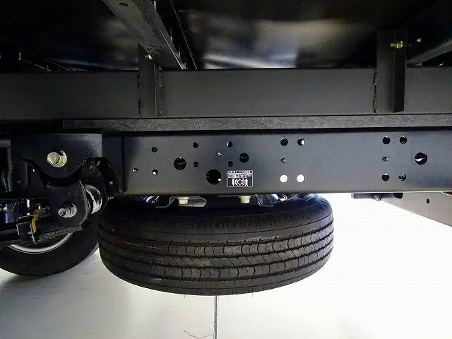 燃料タンク100L　タイヤ止め2個　左シャシ中央工具箱　シャーシは 錆止め/マフラー塗装 仕上げに力を入れています。|トヨタ ダイナ 2RG-XZU655(2WD)の写真36