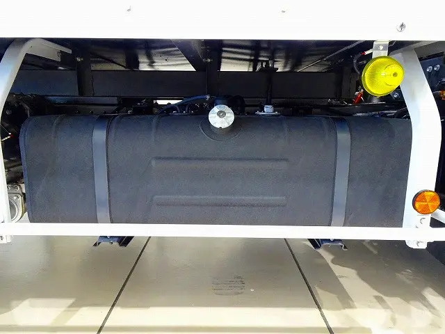 燃料タンク100L　タイヤ止め2個　左シャシ中央工具箱　シャーシは 錆止め/マフラー塗装 仕上げに力を入れています。|トヨタ ダイナ 2RG-XZU655(2WD)の写真39