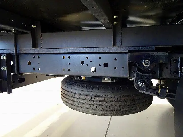 燃料タンク100L　タイヤ止め2個　左シャシ中央工具箱　シャーシは 錆止め/マフラー塗装 仕上げに力を入れています。|トヨタ ダイナ 2RG-XZU655(2WD)の写真41