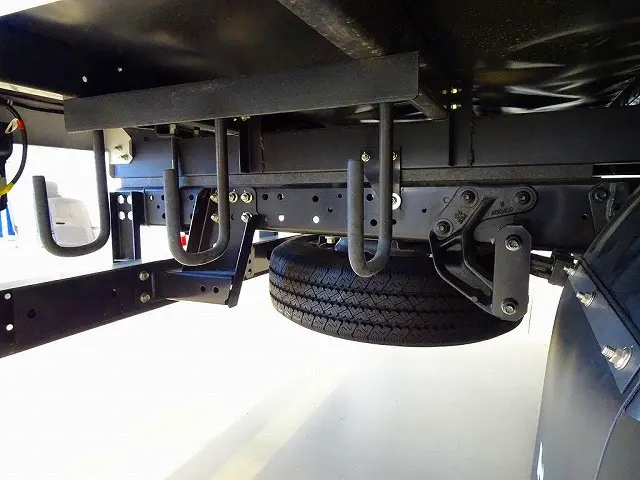 燃料タンク100L タイヤ止め2個 左右シャシリア3連タイヤチェーンフック 左シャシ中央工具箱|日野 デュトロ 2PG-XZU712M(2WD)の写真42