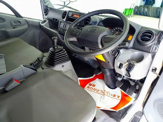 AC　PS　PW　SRS　ABS　キーフリー　AM/FMラジオ　ETC　ターボ　排気ブレーキ　坂道発進補助装置　車線逸脱警報装置　衝突被害軽減ブレーキ|トヨタ ダイナ 2RG-XZC645(2WD)の写真5
