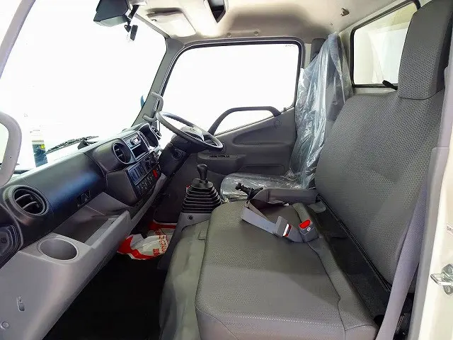 アイドリングストップ　トラクションコントロール　電動パーキングブレーキ　ハイルーフ　フロア6MT|トヨタ ダイナ 2RG-XZC645(2WD)の写真8