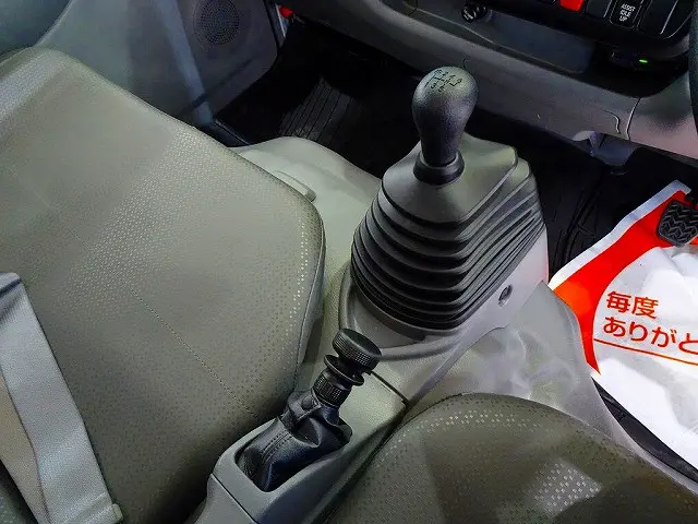 フロア6MT　電動パーキングブレーキ|トヨタ ダイナ 2RG-XZC645(2WD)の写真15