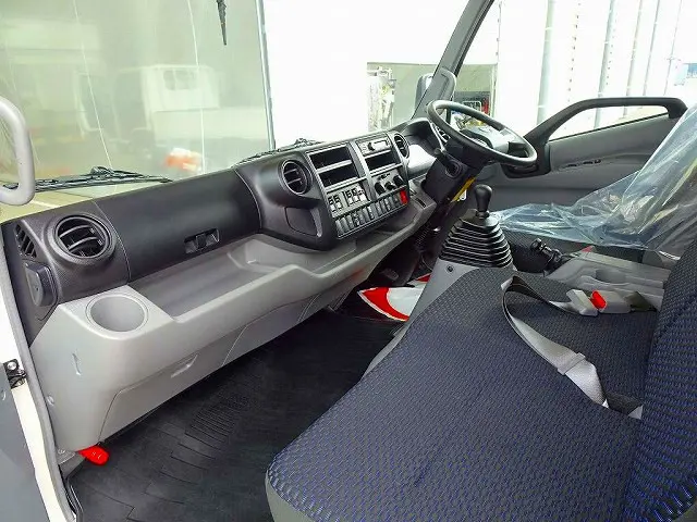 AC　PS　PW　SRS　ABS　集中ドアロック　左電格ミラー　AM/FM　バックモニター　ESスタート　車線逸脱警報装置　PCS　アイドリングストップ　フォグランプ　TRC　電動パーキングブレーキ|日野 デュトロ 2PG-XZU712M(2WD)の写真7