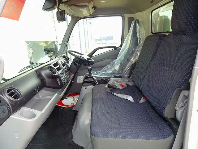 AC　PS　PW　SRS　ABS　集中ドアロック　左電格ミラー　AM/FM　バックモニター　ターボ　排気ブレーキ　ESスタート　車線逸脱警報装置　PCS　アイドリングストップ　フォグランプ　TRC|日野 デュトロ 2PG-XZU712M(2WD)の写真8