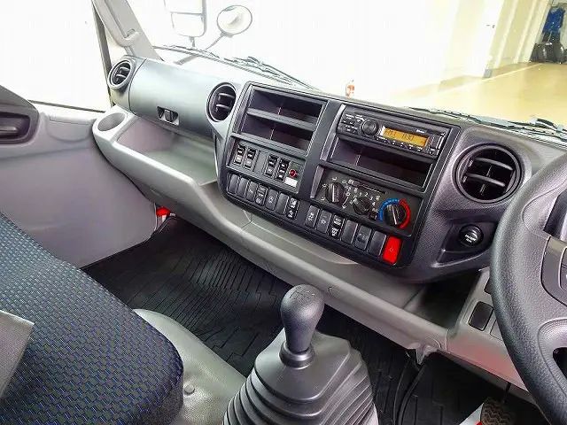 AC　PS　PW　SRS　ABS　集中ドアロック　左電格ミラー　AM/FM　バックモニター　ターボ　排気ブレーキ　ESスタート　車線逸脱警報装置　PCS　アイドリングストップ　フォグランプ　TRC|日野 デュトロ 2PG-XZU712M(2WD)の写真9