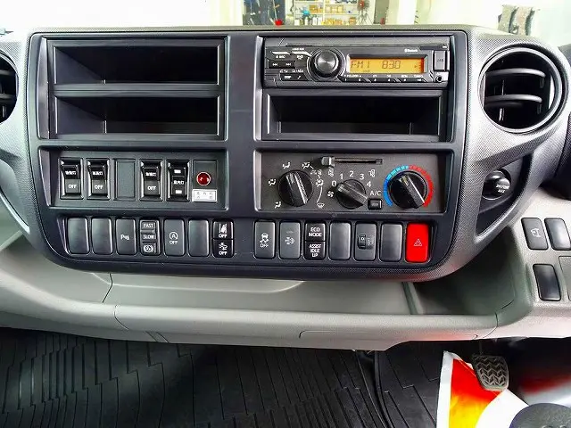 AC　PS　PW　SRS　ABS　集中ドアロック　左電格ミラー　AM/FM　バックモニター　ターボ　排気ブレーキ　ESスタート　車線逸脱警報装置　PCS　アイドリングストップ　フォグランプ　TRC|日野 デュトロ 2PG-XZU712M(2WD)の写真10