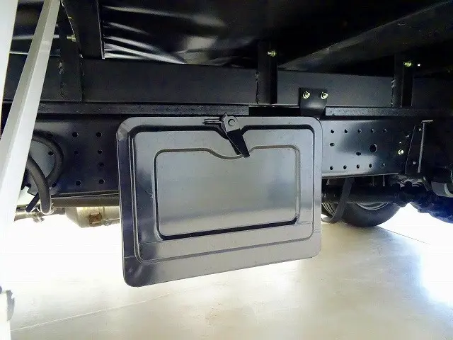 燃料タンク100L　タイヤ止め2個ド　左右シャシリア3連タイヤチェーンフック　左シャシ中央工具箱|日野 デュトロ 2PG-XZU712M(2WD)の写真36