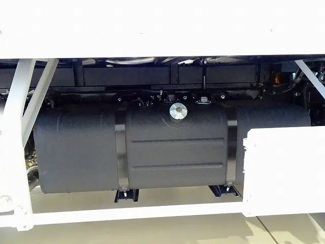 燃料タンク100L　タイヤ止め2個ド　左右シャシリア3連タイヤチェーンフック　左シャシ中央工具箱|日野 デュトロ 2PG-XZU712M(2WD)の写真41