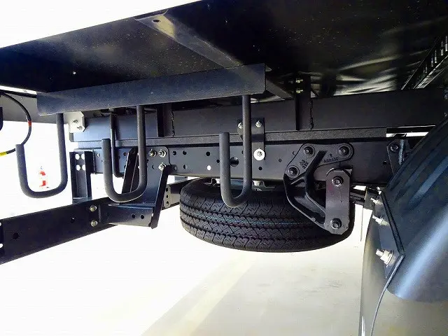 燃料タンク100L　タイヤ止め2個ド　左右シャシリア3連タイヤチェーンフック　左シャシ中央工具箱|日野 デュトロ 2PG-XZU712M(2WD)の写真43