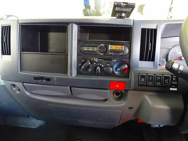 AC　PS　PW　SRS　ABS　キーレス　左電格ミラー　AM/FM　ETC　バックモニター　ターボ　排気ブレーキ　坂道発進補助装置　アイドリングストップ　フォグランプ　トラクションコントロール|いすゞ エルフ TRG-NJR85A(2WD)の写真10