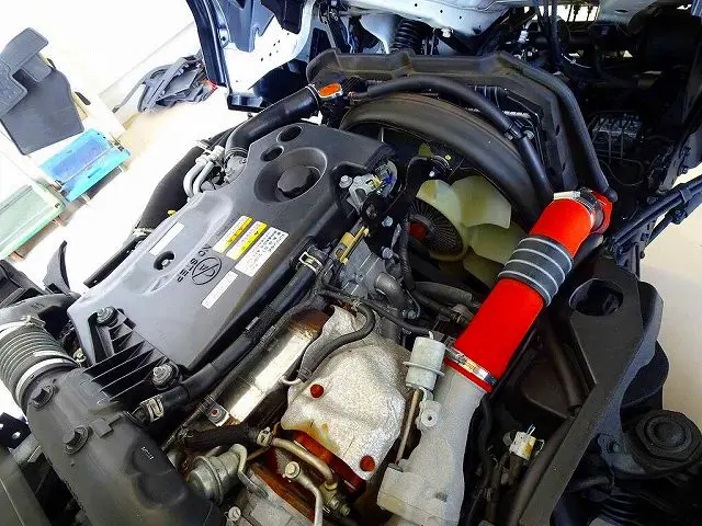 エンジンルーム|いすゞ エルフ TRG-NJR85A(2WD)の写真30