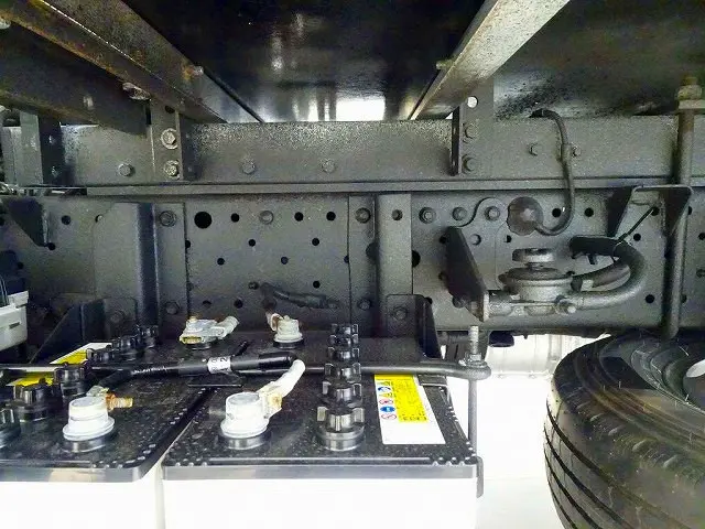 右シャシリア3連タイヤチェーンフック　シャーシは 錆止め/マフラー塗装 仕上げに力を入れています。|いすゞ エルフ TRG-NJR85A(2WD)の写真32