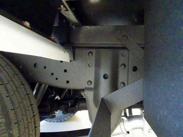 右シャシリア3連タイヤチェーンフック　シャーシは 錆止め/マフラー塗装 仕上げに力を入れています。|いすゞ エルフ TRG-NJR85A(2WD)の写真39
