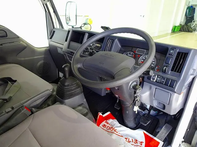 AC　PS　PW　SRS　ABS　キーレス　左電格ミラー　AM/FM　ETC　バックモニター　ターボ　排気ブレーキ　坂道発進補助装置　アイドリングストップ　フォグランプ　トラクションコントロール|いすゞ エルフ TRG-NJR85A(2WD)の写真5